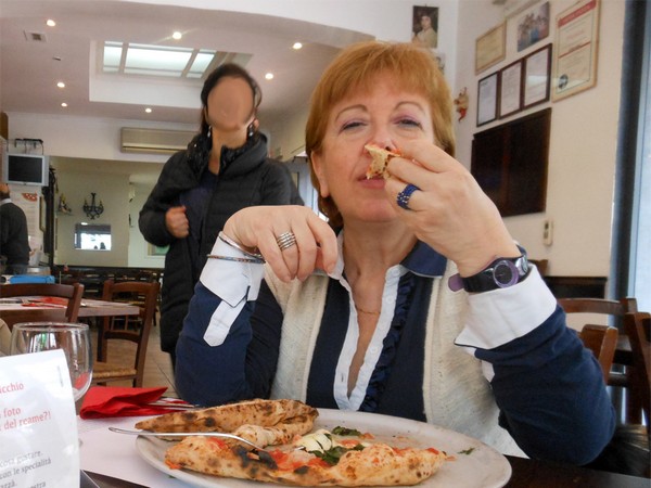 Angela Viola gusta una Pizza preparata da Luca Castellano della Pizzeria Pizzazz di Napoli