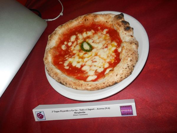 Pizzarella preparata da Mauro Autolitano presso la Pizzeria Tot e i Sapori di Acerra (NA)