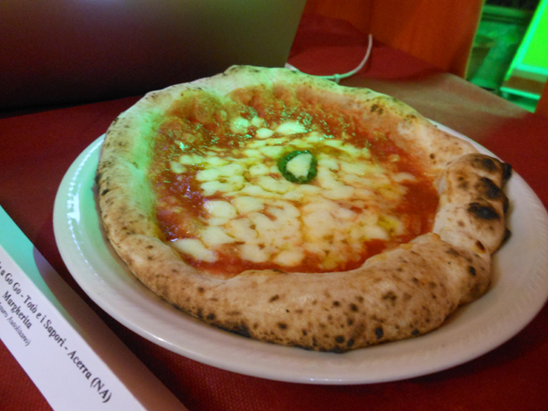 Pizzarella preparata da Mauro Autolitano presso la Pizzeria Tot e i Sapori di Acerra (NA)