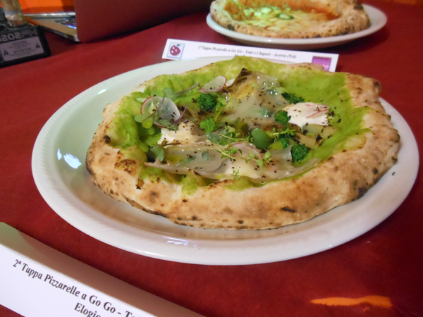 Pizzarella preparata da Mauro Autolitano e condita dagli Alunni delle Scuole della Citt del Gusto di Napoli presso la Pizzeria Tot e i Sapori di Acerra (NA)