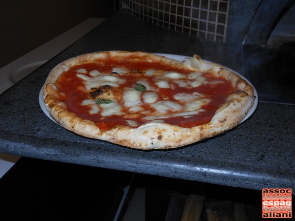 Pizza preparata nella Pizzeria Bella Napoli di Acerra (NA)