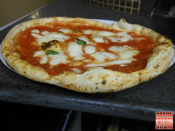 Pizza preparata nella Pizzeria Bella Napoli di Acerra (NA)