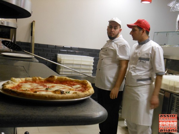 Pizza preparata nella Pizzeria Bella Napoli di Acerra (NA)