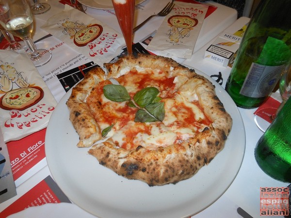 Pizza preparata da Vincenzo di Fiore presso la Pizzeria Bella Napoli di Acerra (NA)