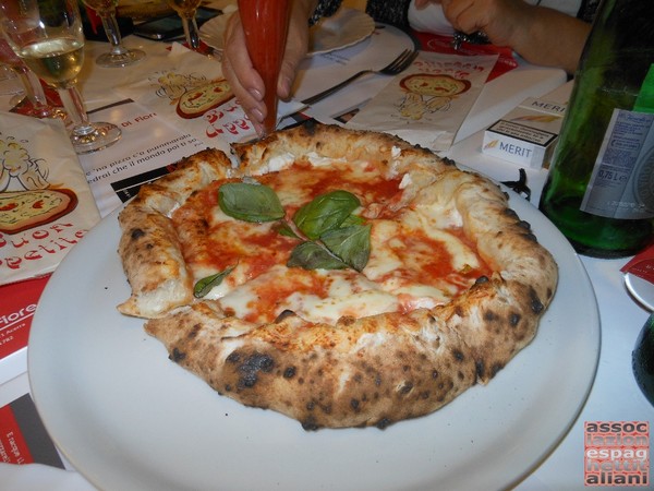 Pizza preparata da Vincenzo di Fiore presso la Pizzeria Bella Napoli di Acerra (NA)