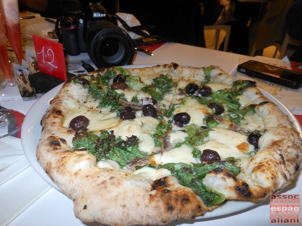 Pizza preparata da Vincenzo di Fiore presso la Pizzeria Bella Napoli di Acerra (NA)