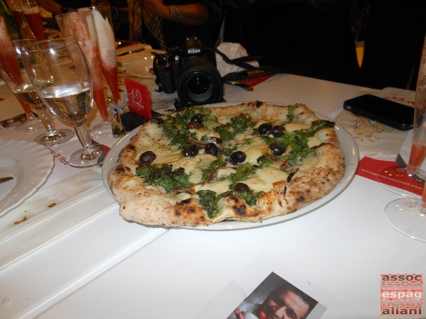 Pizza preparata da Vincenzo di Fiore presso la Pizzeria Bella Napoli di Acerra (NA)