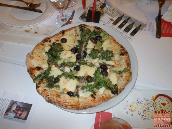 Pizza preparata da Vincenzo di Fiore presso la Pizzeria Bella Napoli di Acerra (NA)