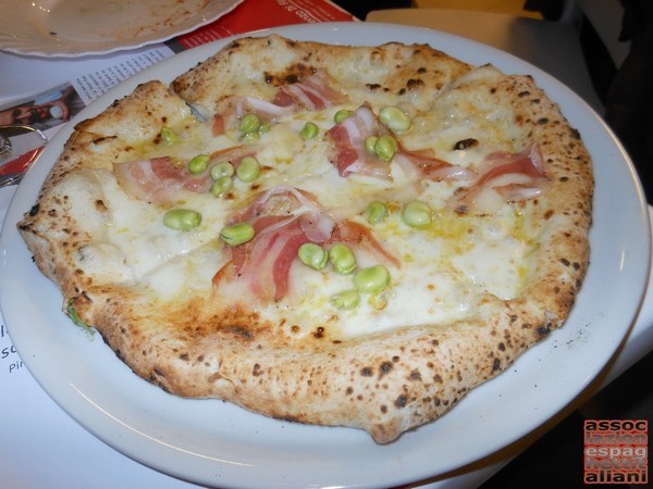 Pizza preparata da Vincenzo di Fiore presso la Pizzeria Bella Napoli di Acerra (NA)