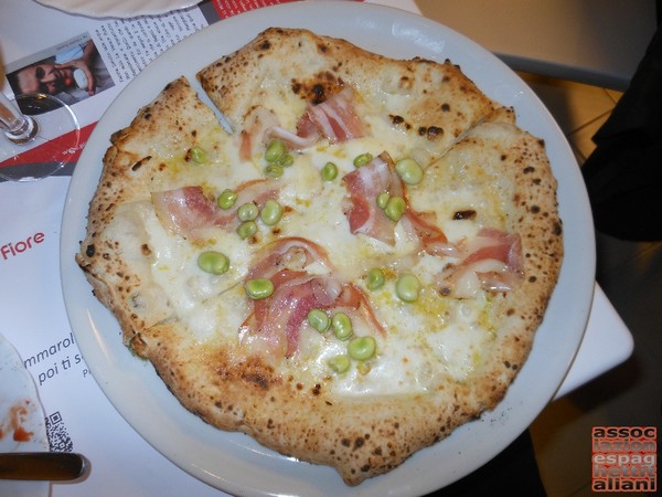 Pizza preparata da Vincenzo di Fiore presso la Pizzeria Bella Napoli di Acerra (NA)