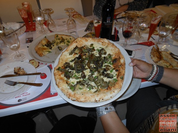 Pizza preparata da Vincenzo di Fiore presso la Pizzeria Bella Napoli di Acerra (NA)