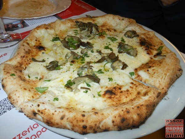 Pizza preparata da Vincenzo di Fiore presso la Pizzeria Bella Napoli di Acerra (NA)