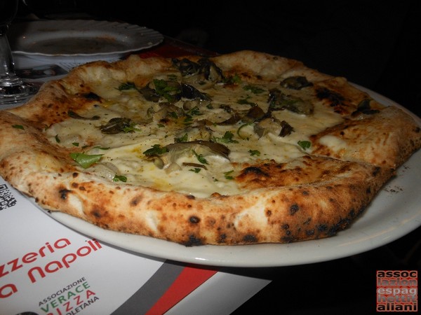 Pizza preparata da Vincenzo di Fiore presso la Pizzeria Bella Napoli di Acerra (NA)