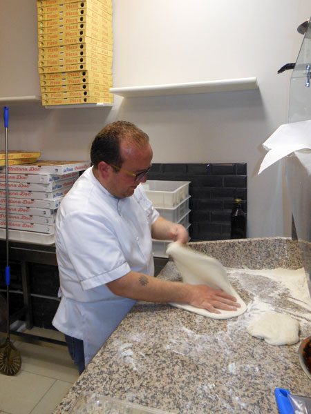 Pasqualino Rossi presso la Pizzeria Bella Napoli di Acerra (NA)