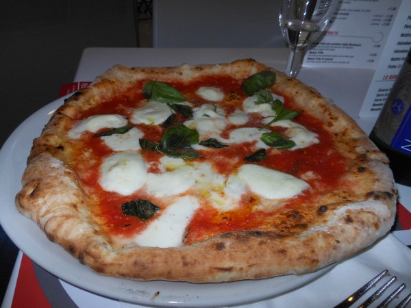 Pizza preparata da Vincenzo di Fiore presso la Pizzeria Bella Napoli di Acerra (NA)