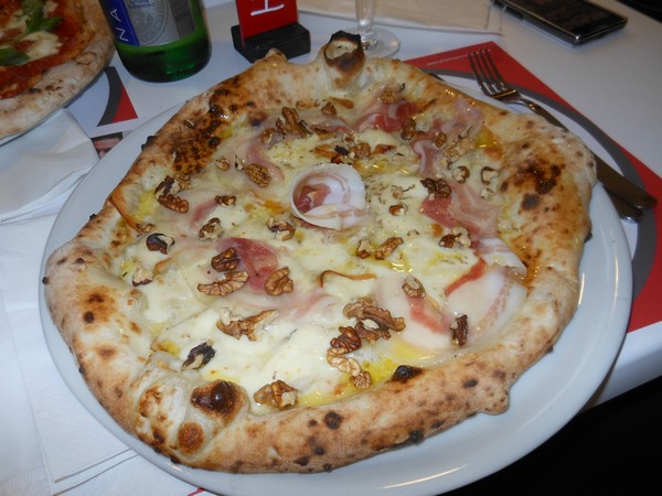 Pizza preparata da Vincenzo di Fiore presso la Pizzeria Bella Napoli di Acerra (NA)