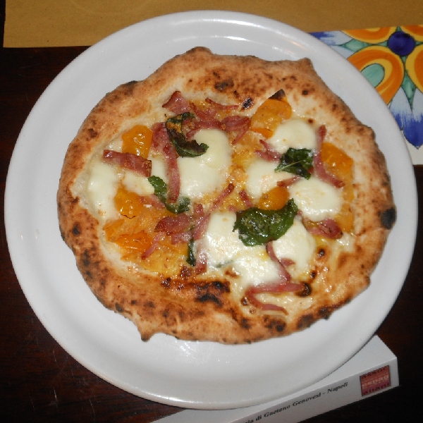 Pizzerella preparata da Gaetano Genovesi presso la Pizzeria di Gaetano Genovesi di Napoli