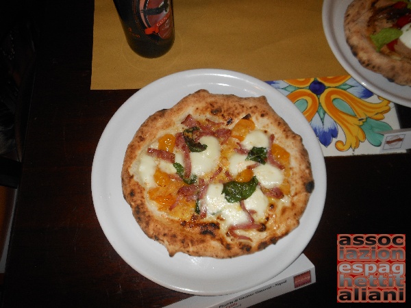 Pizzerella preparata da Gaetano Genovesi presso la Pizzeria di Gaetano Genovesi di Napoli