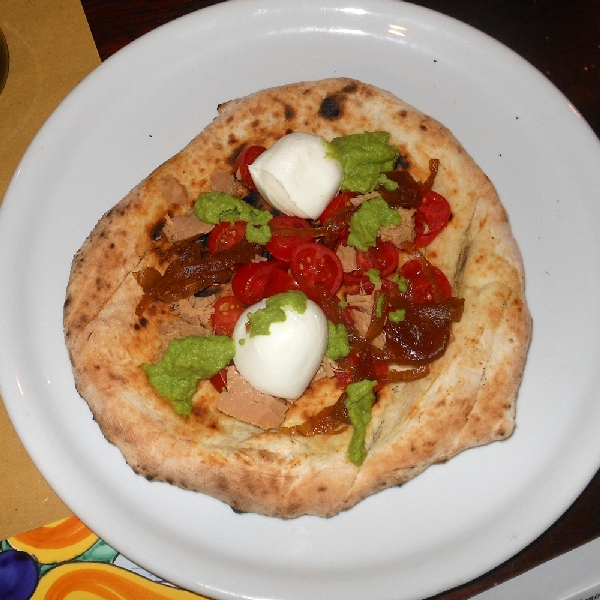 Pizzerella preparata da Gaetano Genovesi e condita da Maurizio De Riggi presso la Pizzeria di Gaetano Genovesi di Napoli