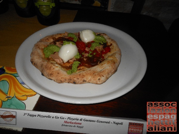 Pizzerella preparata da Gaetano Genovesi e condita da Maurizio De Riggi presso la Pizzeria di Gaetano Genovesi di Napoli