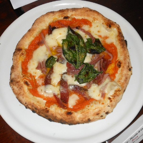 Pizzerella preparata da Gaetano Genovesi presso la Pizzeria di Gaetano Genovesi di Napoli