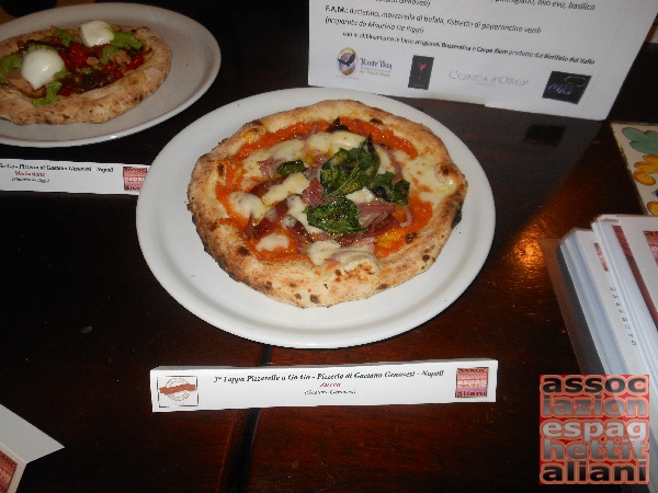 Pizzerella preparata da Gaetano Genovesi presso la Pizzeria di Gaetano Genovesi di Napoli