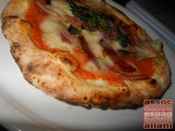 Pizzerella preparata da Gaetano Genovesi presso la Pizzeria di Gaetano Genovesi di Napoli