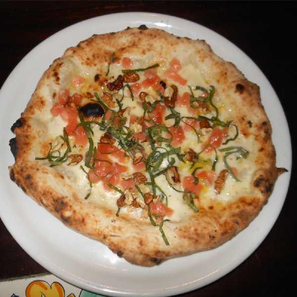 Pizzerella preparata da Gaetano Genovesi e condita da Maurizio De Riggi presso la Pizzeria di Gaetano Genovesi di Napoli