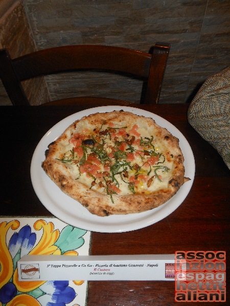 Pizzerella preparata da Gaetano Genovesi e condita da Maurizio De Riggi presso la Pizzeria di Gaetano Genovesi di Napoli