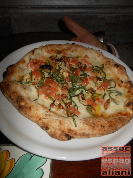 Pizzerella preparata da Gaetano Genovesi e condita da Maurizio De Riggi presso la Pizzeria di Gaetano Genovesi di Napoli