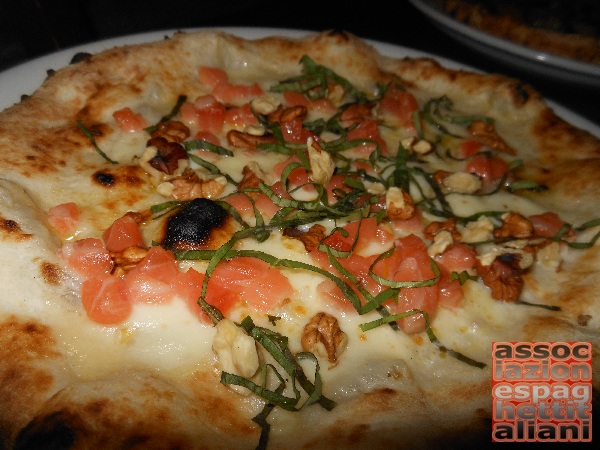 Pizzerella preparata da Gaetano Genovesi e condita da Maurizio De Riggi presso la Pizzeria di Gaetano Genovesi di Napoli