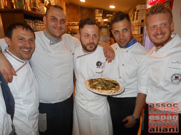 Gaetano Genovesi, Maurizio De Riggi e tutto lo staff presso la Pizzeria di Gaetano Genovesi di Napoli