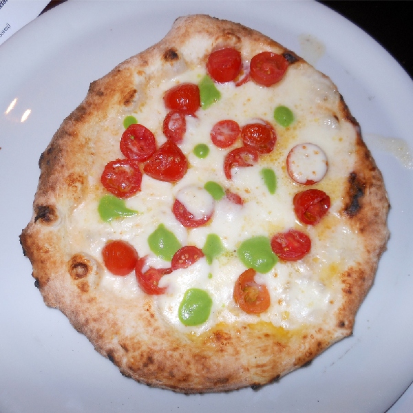 Pizzerella preparata da Gaetano Genovesi e condita da Maurizio De Riggi presso la Pizzeria di Gaetano Genovesi di Napoli