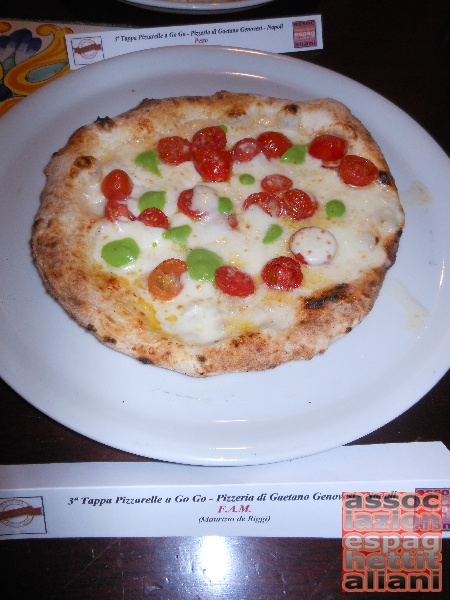 Pizzerella preparata da Gaetano Genovesi e condita da Maurizio De Riggi presso la Pizzeria di Gaetano Genovesi di Napoli