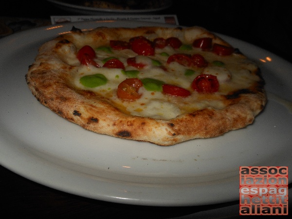 Pizzerella preparata da Gaetano Genovesi e condita da Maurizio De Riggi presso la Pizzeria di Gaetano Genovesi di Napoli