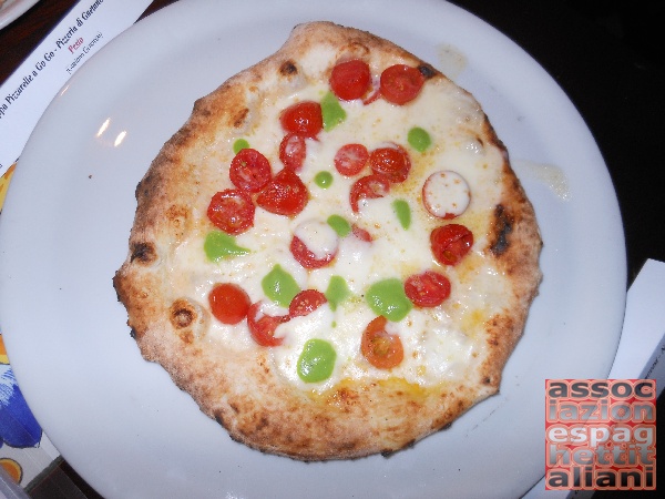 Pizzerella preparata da Gaetano Genovesi e condita da Maurizio De Riggi presso la Pizzeria di Gaetano Genovesi di Napoli