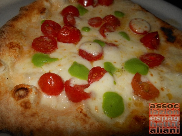 Pizzerella preparata da Gaetano Genovesi e condita da Maurizio De Riggi presso la Pizzeria di Gaetano Genovesi di Napoli