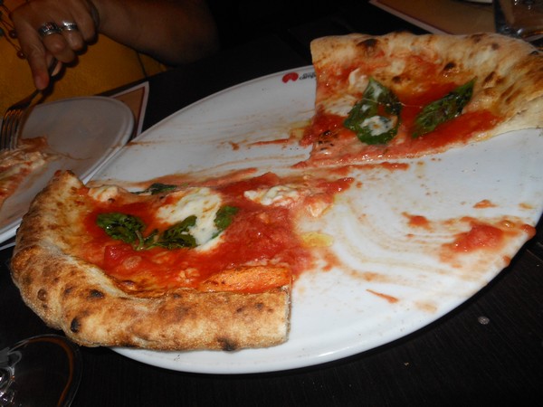 Pizza preparata da Guglielmo Vuolo con l'acqua di mare presso Eccellenze Campane di Napoli