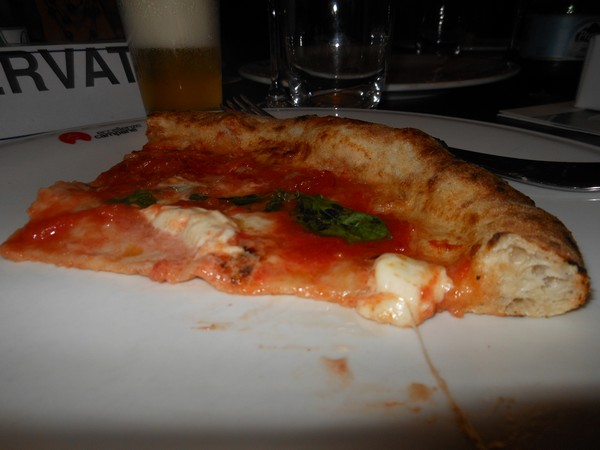 Pizza preparata da Guglielmo Vuolo con l'acqua di mare presso Eccellenze Campane di Napoli