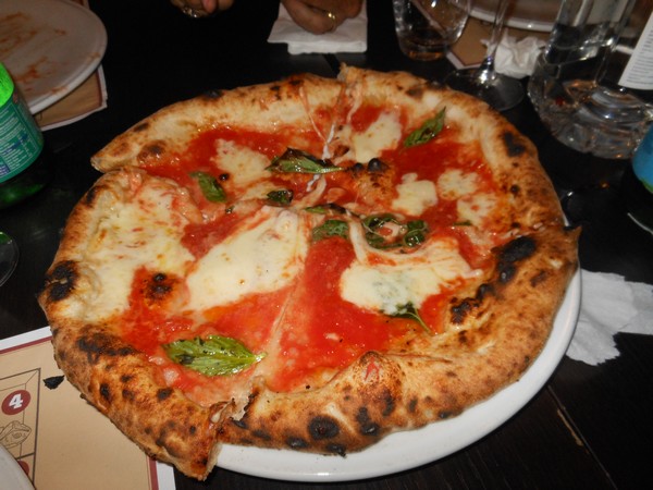 Pizza preparata da Guglielmo Vuolo con l'acqua di mare presso Eccellenze Campane di Napoli