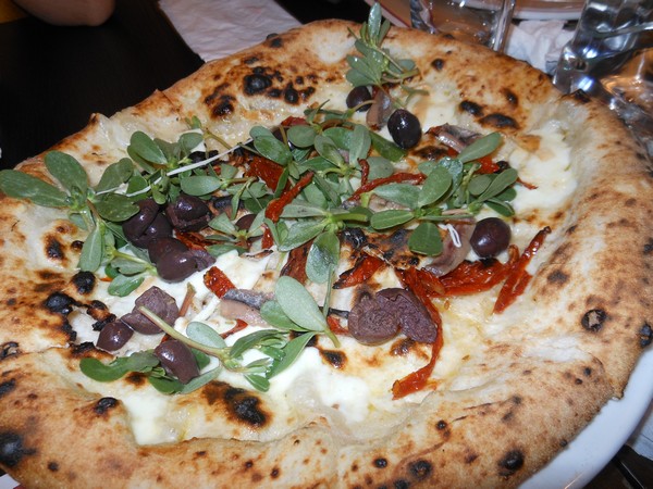 Pizza preparata da Guglielmo Vuolo con l'acqua di mare presso Eccellenze Campane di Napoli