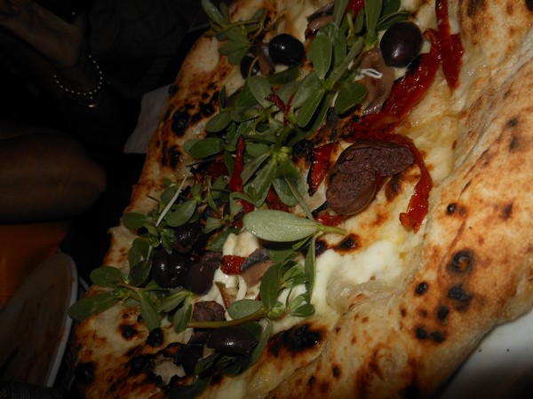 Pizza preparata da Guglielmo Vuolo con l'acqua di mare presso Eccellenze Campane di Napoli