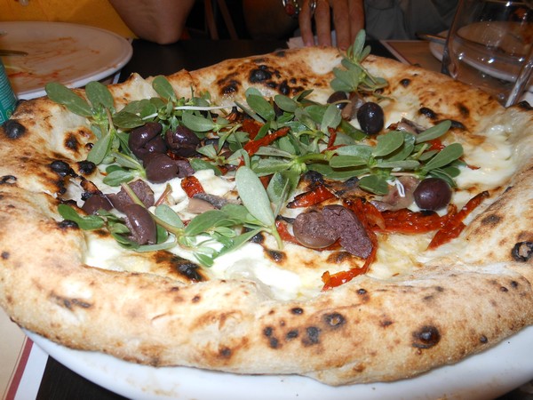 Pizza preparata da Guglielmo Vuolo con l'acqua di mare presso Eccellenze Campane di Napoli