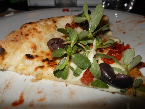 Pizza preparata da Guglielmo Vuolo con l'acqua di mare presso Eccellenze Campane di Napoli