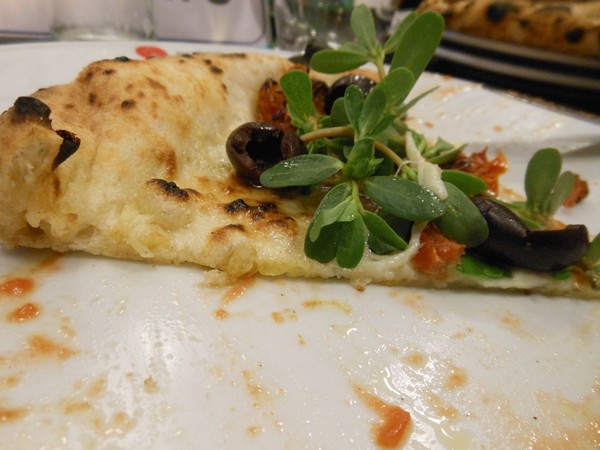 Pizza preparata da Guglielmo Vuolo con l'acqua di mare presso Eccellenze Campane di Napoli