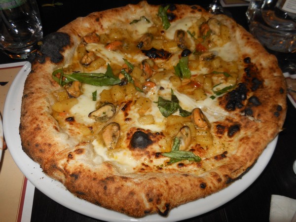 Pizza preparata da Guglielmo Vuolo con l'acqua di mare presso Eccellenze Campane di Napoli