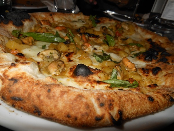 Pizza preparata da Guglielmo Vuolo con l'acqua di mare presso Eccellenze Campane di Napoli