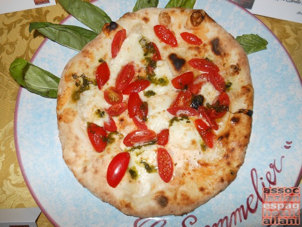 Pizza preparata da Antonio Iacone presso la Pizzeria Il Sommelier Ercolano (NA)