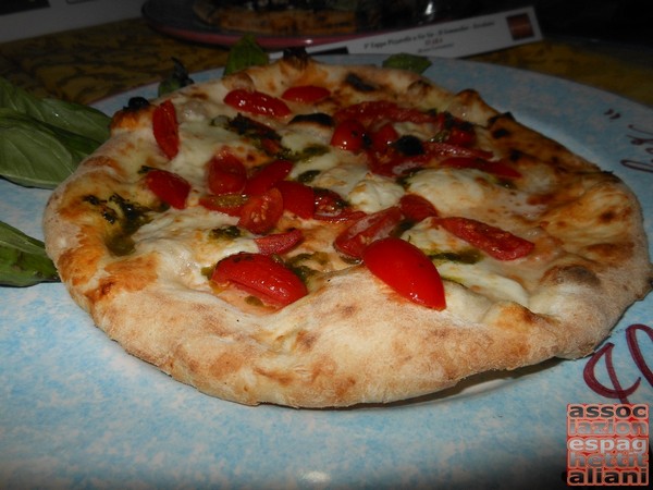 Pizza preparata da Antonio Iacone presso la Pizzeria Il Sommelier Ercolano (NA)