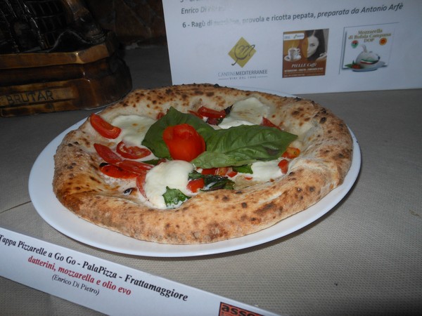 Pizzarella preparata da Enrico di Pietro presso PalaPizza di Frattamaggiore (NA)